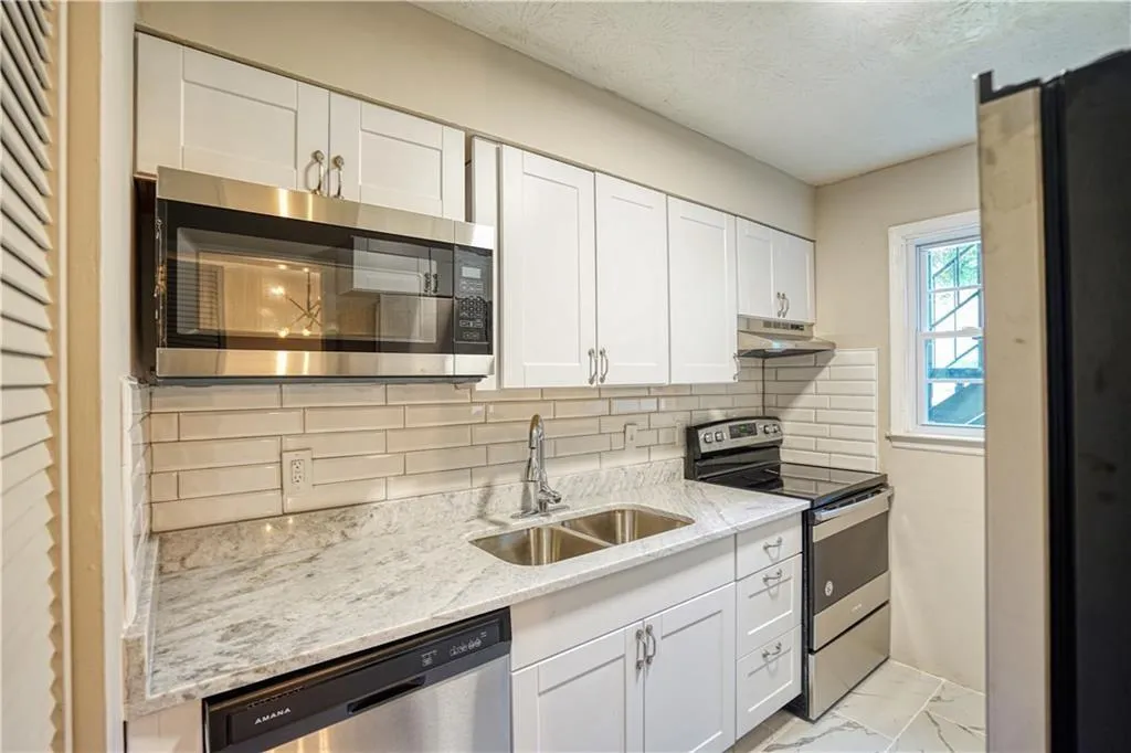 6700 Roswell Road Unit 31a, Atlanta, Georgia 30328, 2 Bedrooms Bedrooms, ,2 BathroomsBathrooms,Residential,Sold,6700 Roswell Road Unit 31a,6757834