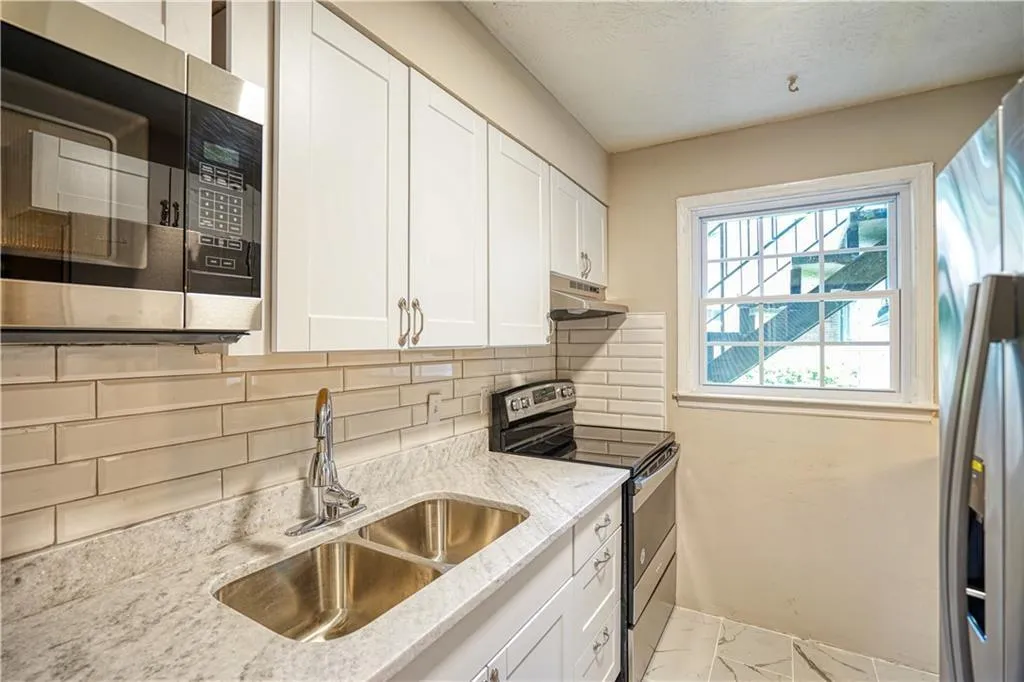 6700 Roswell Road Unit 31a, Atlanta, Georgia 30328, 2 Bedrooms Bedrooms, ,2 BathroomsBathrooms,Residential,Sold,6700 Roswell Road Unit 31a,6757834