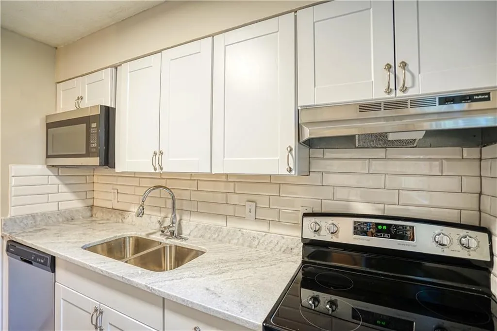 6700 Roswell Road Unit 31a, Atlanta, Georgia 30328, 2 Bedrooms Bedrooms, ,2 BathroomsBathrooms,Residential,Sold,6700 Roswell Road Unit 31a,6757834