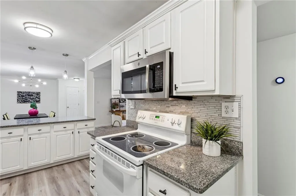 607 Brighton Point, Sandy Springs, Georgia 30328, 2 Bedrooms Bedrooms, ,2 BathroomsBathrooms,Residential,For Sale,607 Brighton Point,7658216