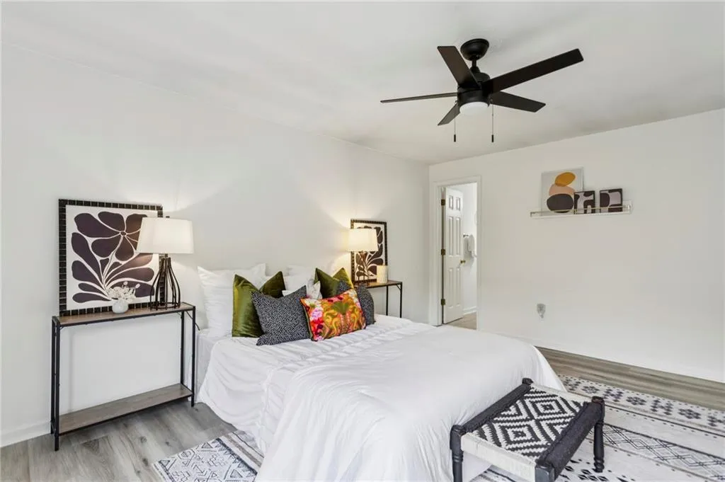 607 Brighton Point, Sandy Springs, Georgia 30328, 2 Bedrooms Bedrooms, ,2 BathroomsBathrooms,Residential,For Sale,607 Brighton Point,7658216
