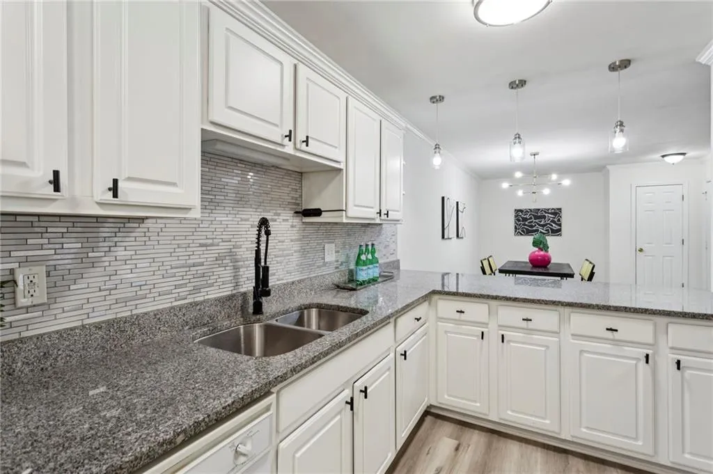 607 Brighton Point, Sandy Springs, Georgia 30328, 2 Bedrooms Bedrooms, ,2 BathroomsBathrooms,Residential,For Sale,607 Brighton Point,7658216