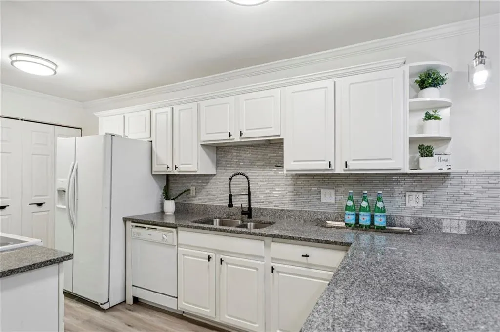 607 Brighton Point, Sandy Springs, Georgia 30328, 2 Bedrooms Bedrooms, ,2 BathroomsBathrooms,Residential,For Sale,607 Brighton Point,7658216