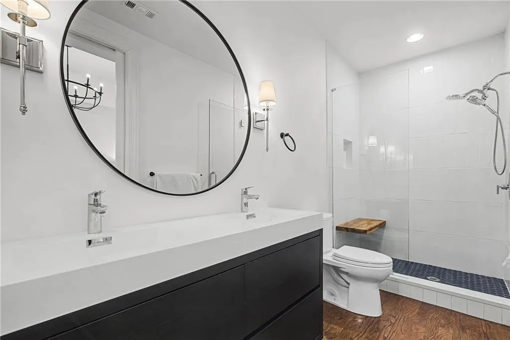 Full en-suite bath