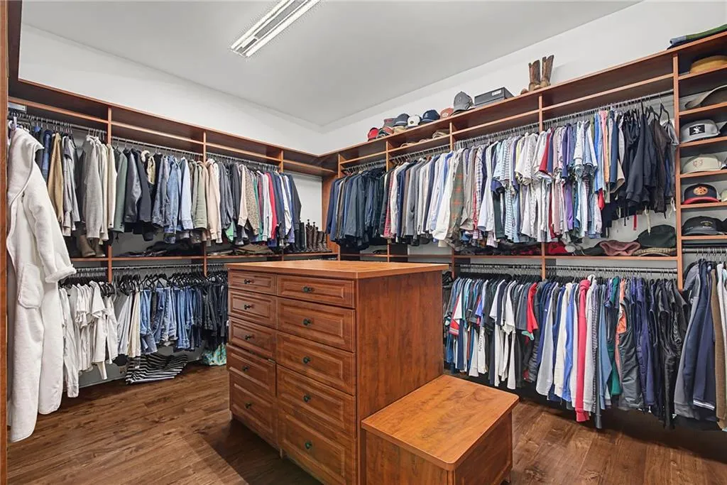 735 Glenairy Drive, Atlanta, Georgia 30328, 6 Bedrooms Bedrooms, ,7 BathroomsBathrooms,Residential,For Sale,735 Glenairy Drive,7712469