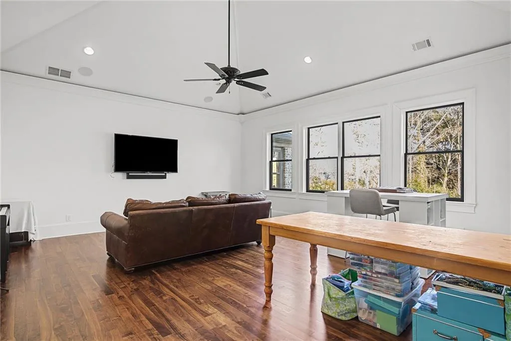 Can also be a bedroom with a full en suite bath and closet