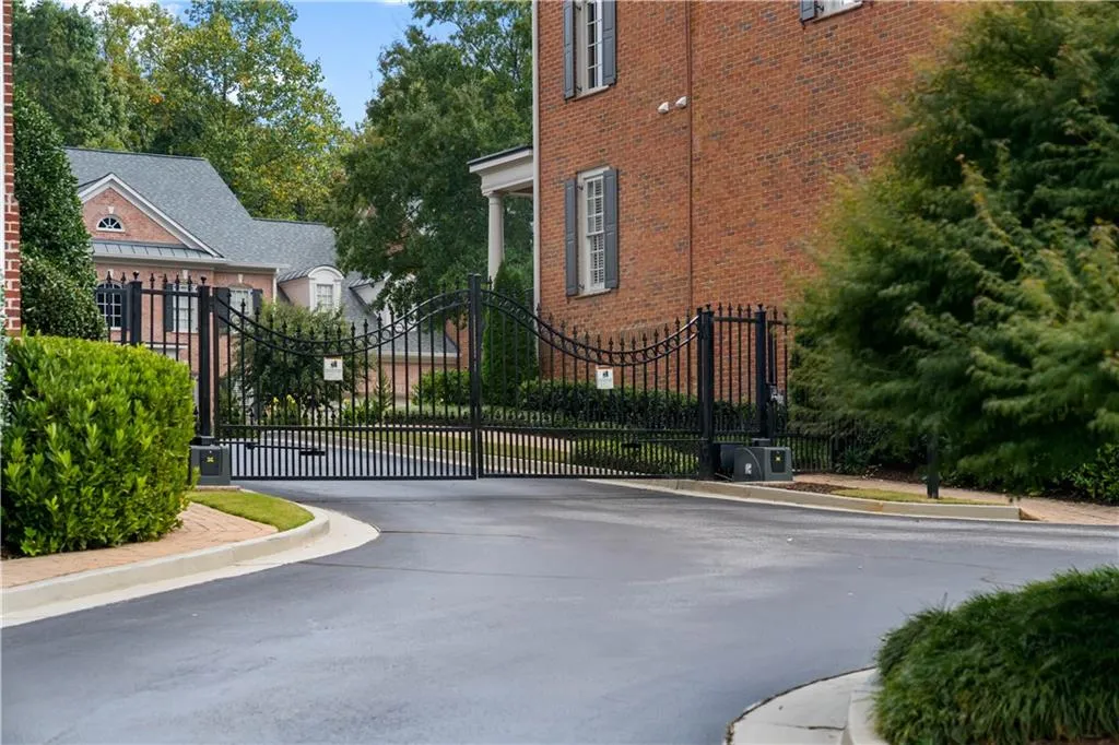 515 Enclave Circle, Atlanta, Georgia 30342, 5 Bedrooms Bedrooms, ,4 BathroomsBathrooms,Residential,Sold,515 Enclave Circle,7131442