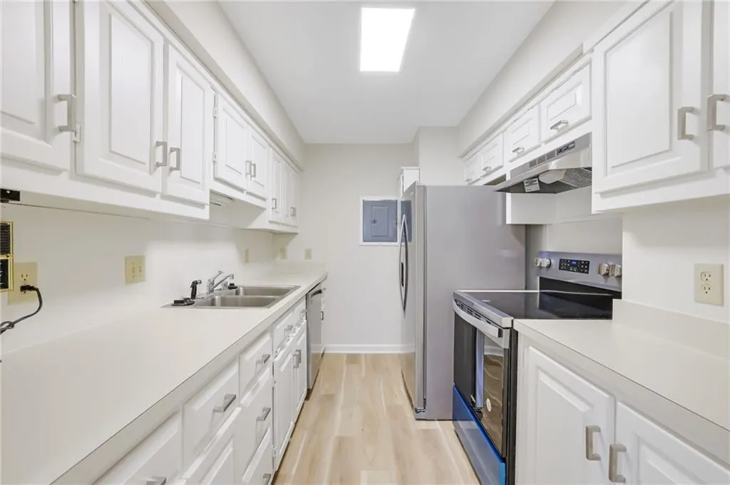 300 Johnson Ferry Road Unit B103, Atlanta, Georgia 30328, 2 Bedrooms Bedrooms, ,2 BathroomsBathrooms,Residential,For Sale,300 Johnson Ferry Road Unit B103,7657589
