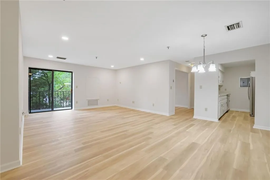300 Johnson Ferry Road Unit B103, Atlanta, Georgia 30328, 2 Bedrooms Bedrooms, ,2 BathroomsBathrooms,Residential,For Sale,300 Johnson Ferry Road Unit B103,7657589