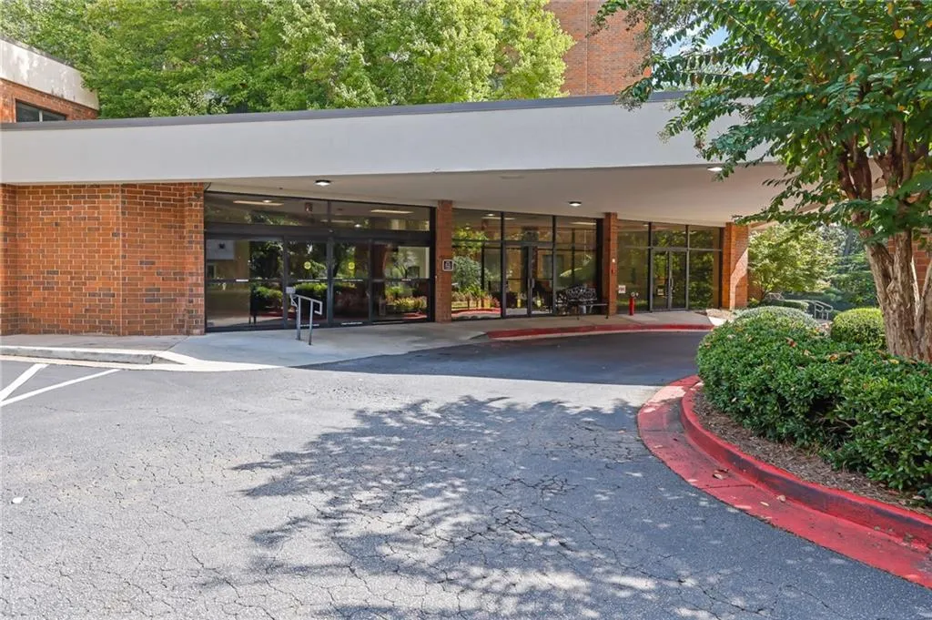 300 Johnson Ferry Road Unit B103, Atlanta, Georgia 30328, 2 Bedrooms Bedrooms, ,2 BathroomsBathrooms,Residential,For Sale,300 Johnson Ferry Road Unit B103,7657589