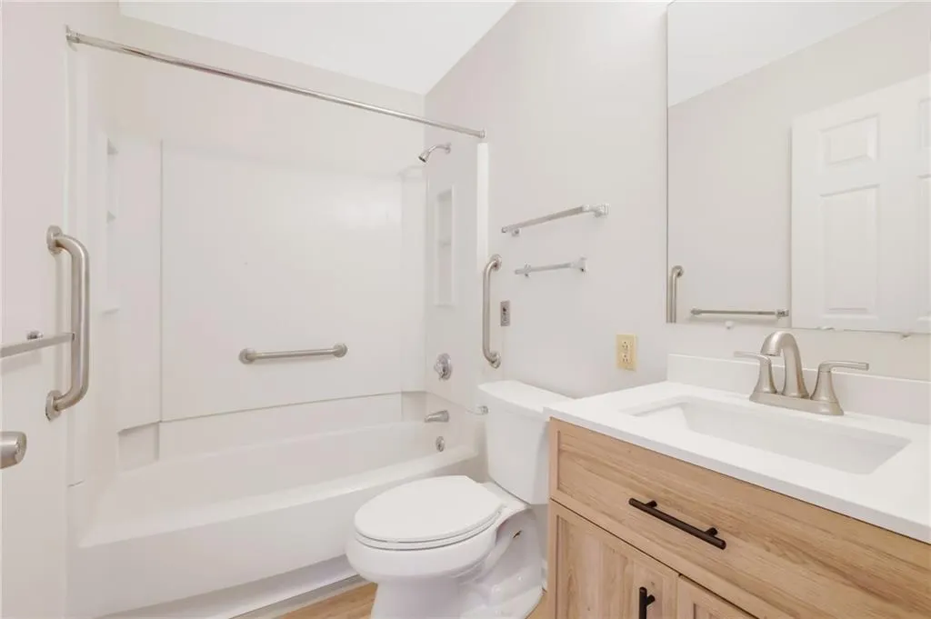 300 Johnson Ferry Road Unit B103, Atlanta, Georgia 30328, 2 Bedrooms Bedrooms, ,2 BathroomsBathrooms,Residential,For Sale,300 Johnson Ferry Road Unit B103,7657589