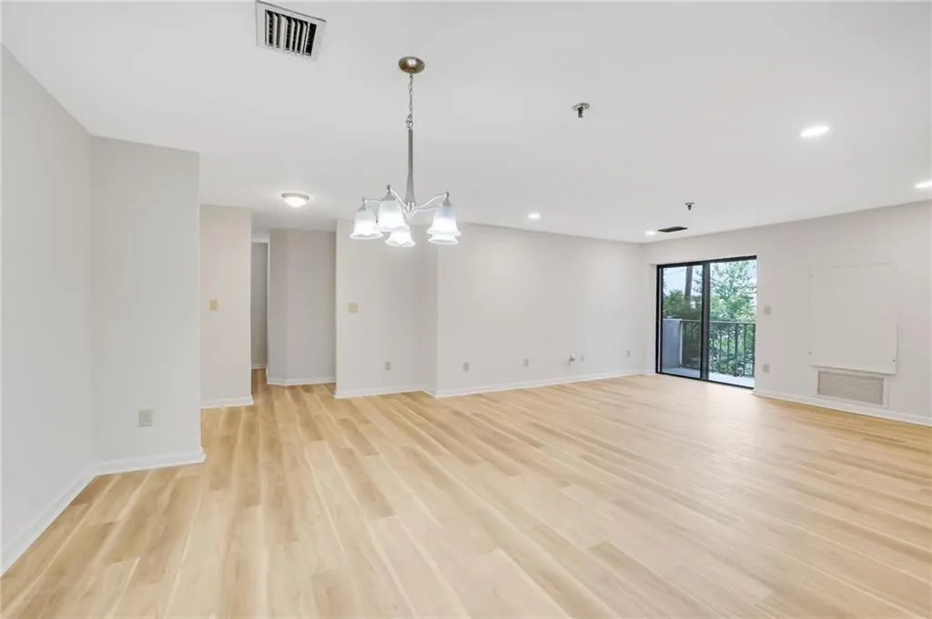 300 Johnson Ferry Road Unit B103, Atlanta, Georgia 30328, 2 Bedrooms Bedrooms, ,2 BathroomsBathrooms,Residential,For Sale,300 Johnson Ferry Road Unit B103,7657589