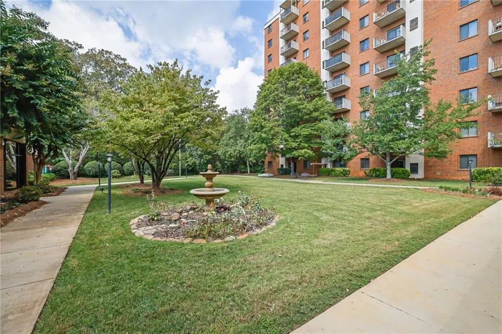 300 Johnson Ferry Road Unit B103, Atlanta, Georgia 30328, 2 Bedrooms Bedrooms, ,2 BathroomsBathrooms,Residential,For Sale,300 Johnson Ferry Road Unit B103,7657589