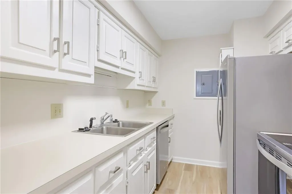 300 Johnson Ferry Road Unit B103, Atlanta, Georgia 30328, 2 Bedrooms Bedrooms, ,2 BathroomsBathrooms,Residential,For Sale,300 Johnson Ferry Road Unit B103,7657589