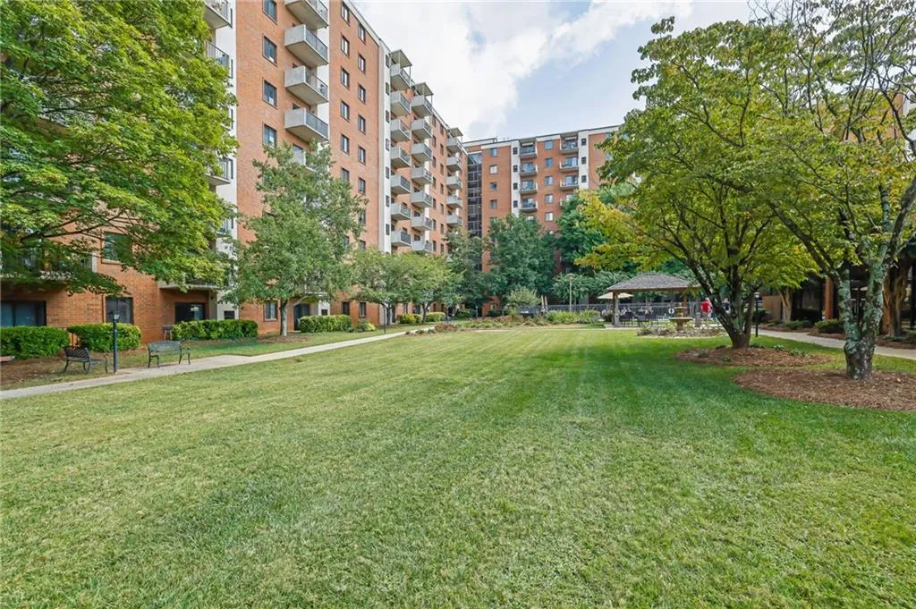 300 Johnson Ferry Road Unit B103, Atlanta, Georgia 30328, 2 Bedrooms Bedrooms, ,2 BathroomsBathrooms,Residential,For Sale,300 Johnson Ferry Road Unit B103,7657589