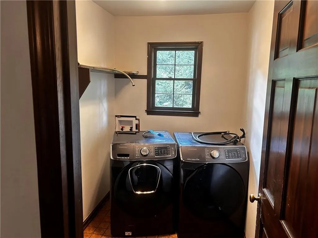 285 Old College Way, Sandy Springs, Georgia 30328, 6 Bedrooms Bedrooms, ,5 BathroomsBathrooms,Residential,For Sale,285 Old College Way,7620126