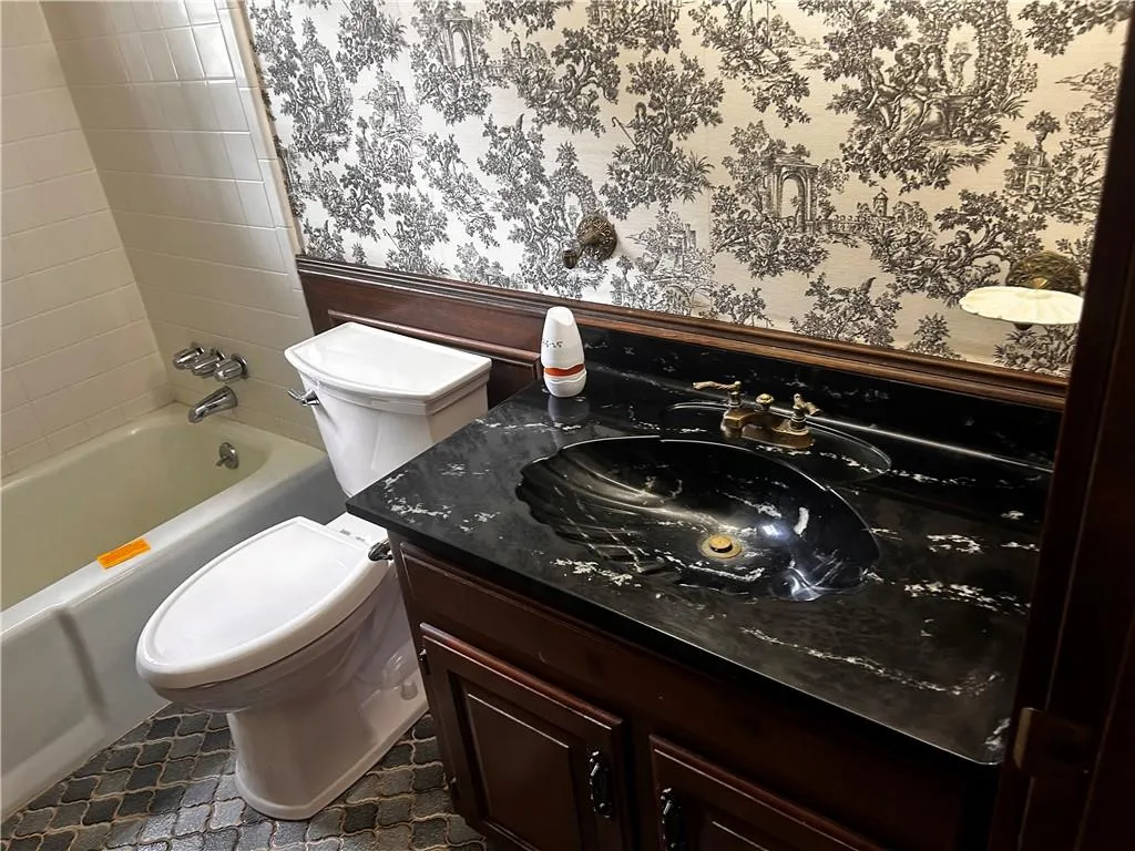 285 Old College Way, Sandy Springs, Georgia 30328, 6 Bedrooms Bedrooms, ,5 BathroomsBathrooms,Residential,For Sale,285 Old College Way,7620126