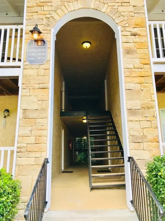 3140 Seven Pines Court Unit 301, Atlanta, Georgia 30339, 2 Bedrooms Bedrooms, ,2 BathroomsBathrooms,Residential,Sold,3140 Seven Pines Court Unit 301,6037919