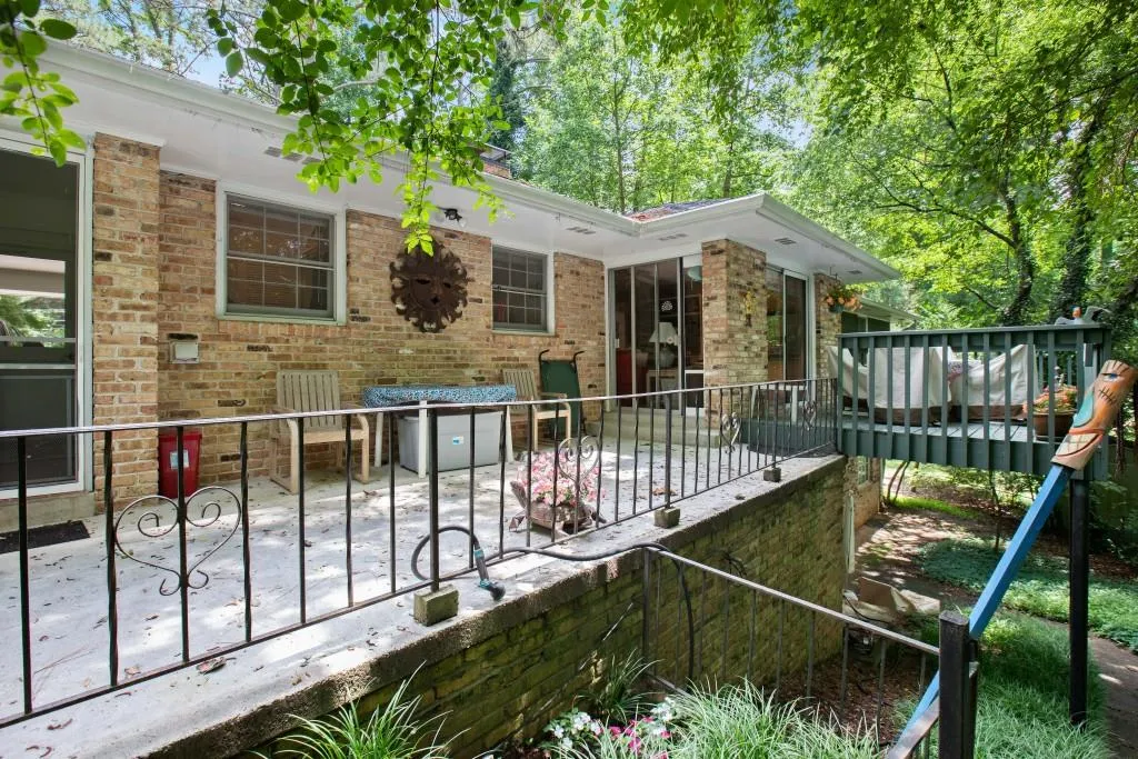 6838 Brandon Mill Road, Sandy Springs, Georgia 30328, 3 Bedrooms Bedrooms, ,2 BathroomsBathrooms,Residential,Sold,6838 Brandon Mill Road,6897987