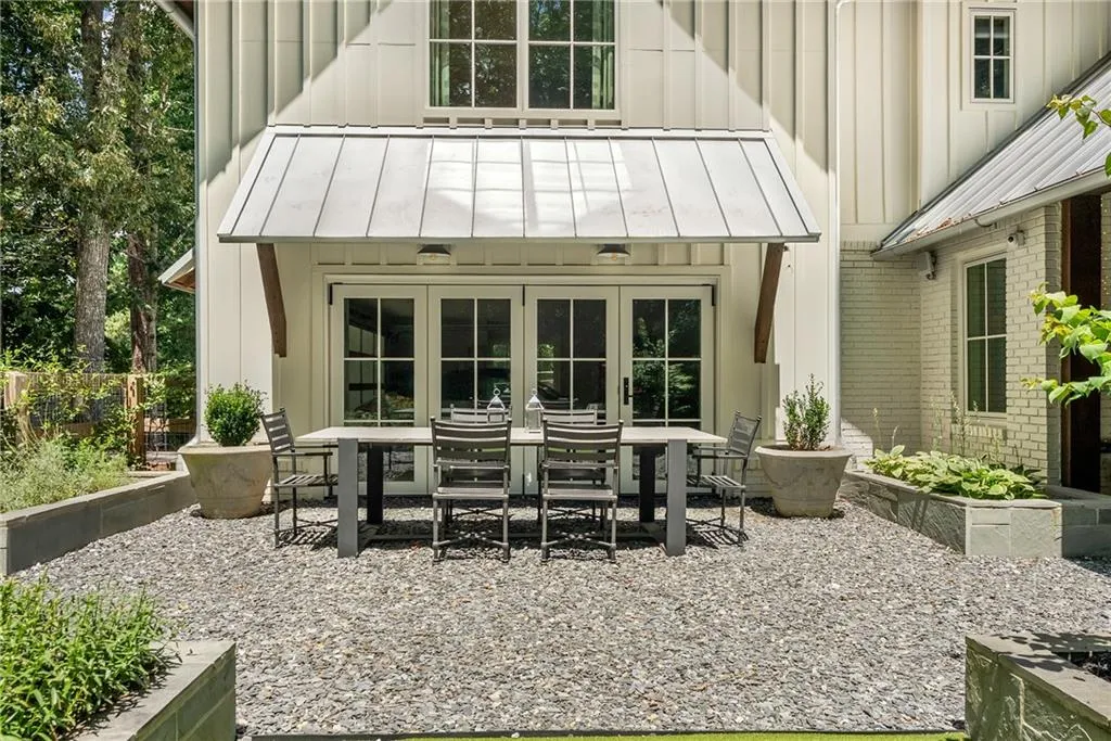 Outdoor dining area with blue stone chip walk ways
