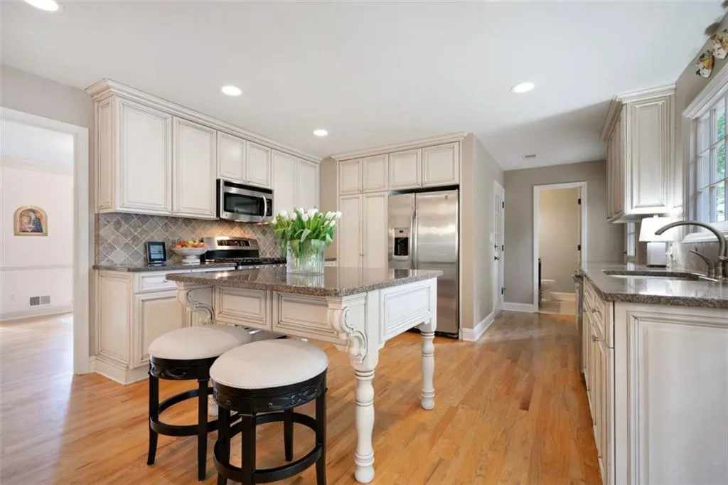 7095 Glenridge Drive, Atlanta, Georgia 30328, 4 Bedrooms Bedrooms, ,2 BathroomsBathrooms,Residential,Sold,7095 Glenridge Drive,6914982