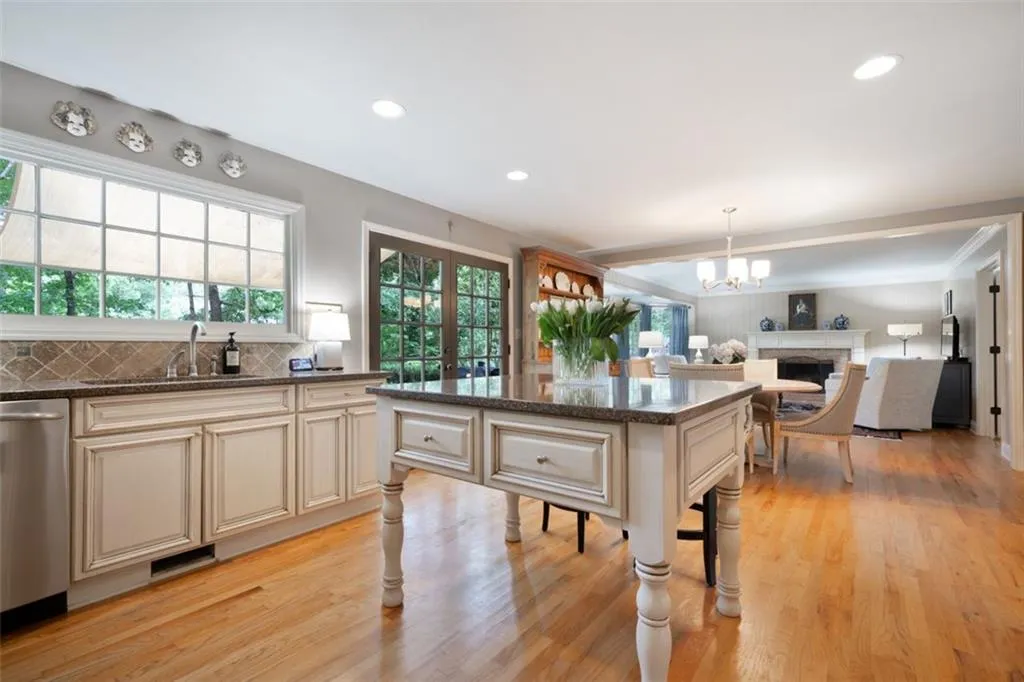 7095 Glenridge Drive, Atlanta, Georgia 30328, 4 Bedrooms Bedrooms, ,2 BathroomsBathrooms,Residential,Sold,7095 Glenridge Drive,6914982