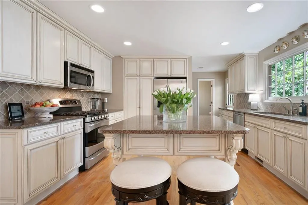 7095 Glenridge Drive, Atlanta, Georgia 30328, 4 Bedrooms Bedrooms, ,2 BathroomsBathrooms,Residential,Sold,7095 Glenridge Drive,6914982