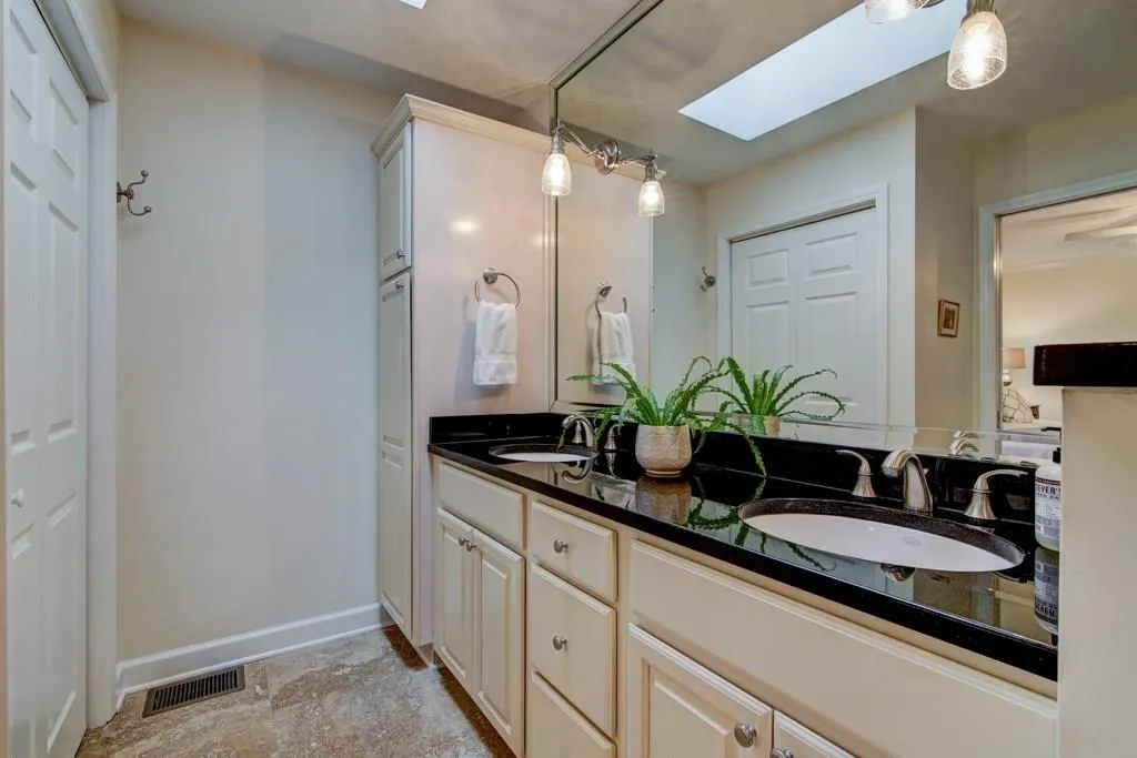 770 Edgewater Trail, Sandy Springs, Georgia 30328, 5 Bedrooms Bedrooms, ,3 BathroomsBathrooms,Residential,Sold,770 Edgewater Trail,6102682