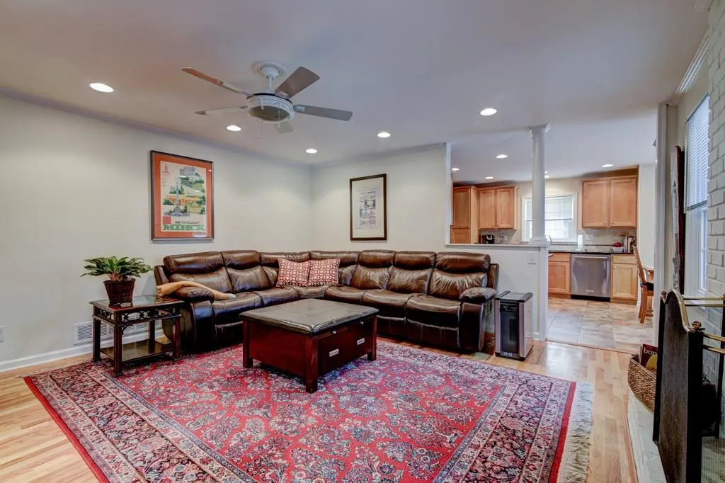 770 Edgewater Trail, Sandy Springs, Georgia 30328, 5 Bedrooms Bedrooms, ,3 BathroomsBathrooms,Residential,Sold,770 Edgewater Trail,6102682