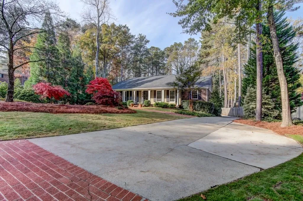770 Edgewater Trail, Sandy Springs, Georgia 30328, 5 Bedrooms Bedrooms, ,3 BathroomsBathrooms,Residential,Sold,770 Edgewater Trail,6102682