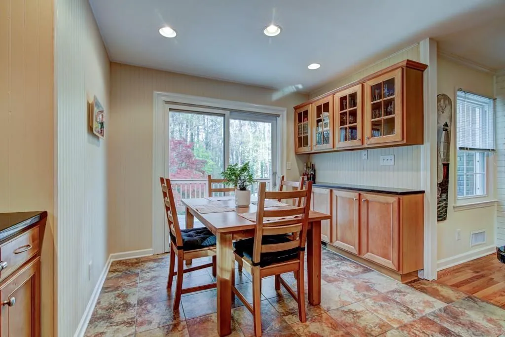 770 Edgewater Trail, Sandy Springs, Georgia 30328, 5 Bedrooms Bedrooms, ,3 BathroomsBathrooms,Residential,Sold,770 Edgewater Trail,6102682