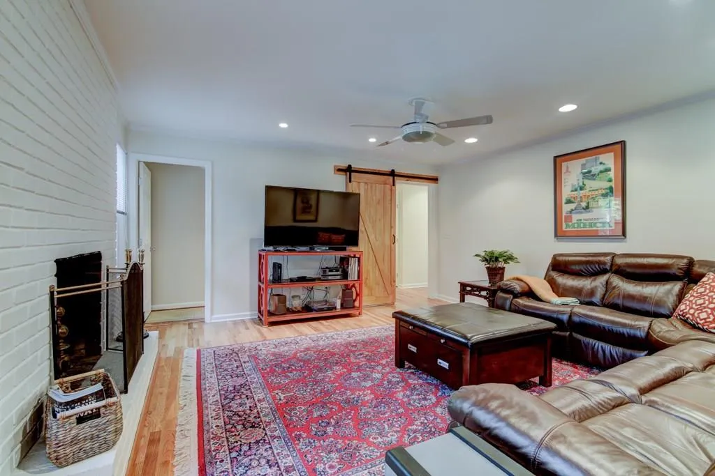 770 Edgewater Trail, Sandy Springs, Georgia 30328, 5 Bedrooms Bedrooms, ,3 BathroomsBathrooms,Residential,Sold,770 Edgewater Trail,6102682