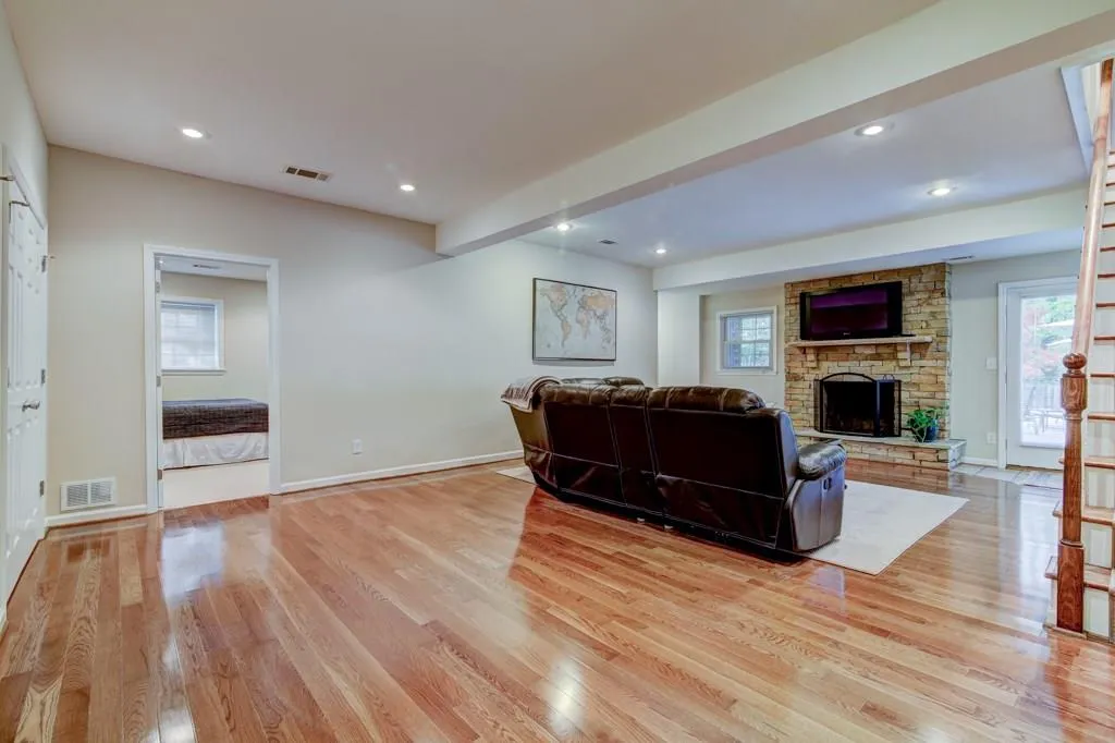 770 Edgewater Trail, Sandy Springs, Georgia 30328, 5 Bedrooms Bedrooms, ,3 BathroomsBathrooms,Residential,Sold,770 Edgewater Trail,6102682