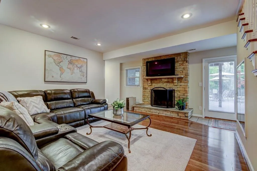 770 Edgewater Trail, Sandy Springs, Georgia 30328, 5 Bedrooms Bedrooms, ,3 BathroomsBathrooms,Residential,Sold,770 Edgewater Trail,6102682