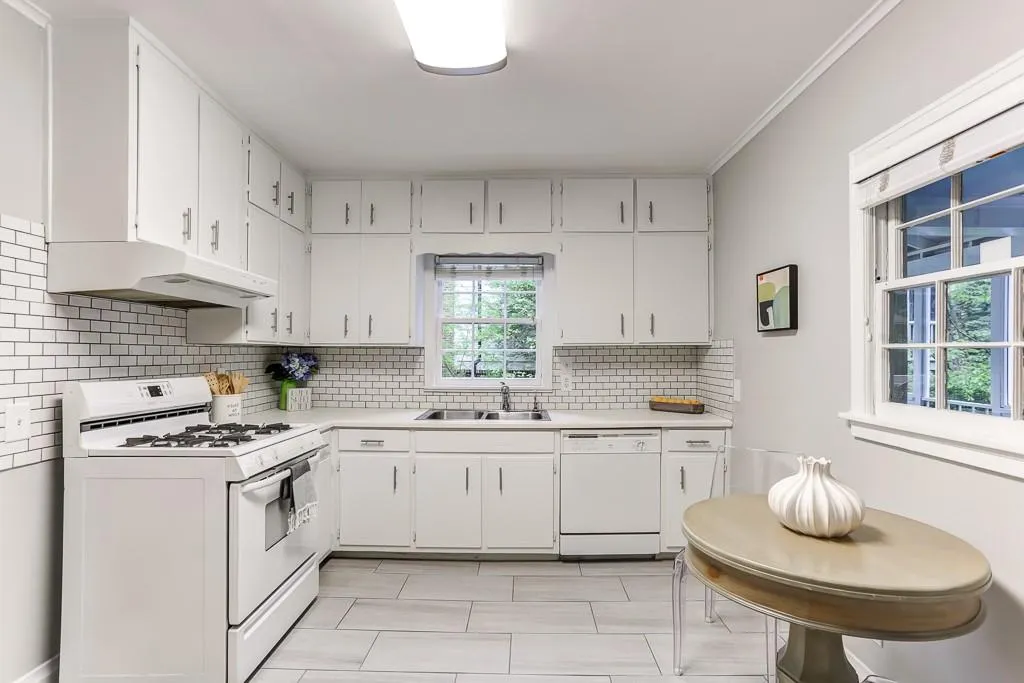 126 Spruell Springs Road, Sandy Springs, Georgia 30342, 3 Bedrooms Bedrooms, ,2 BathroomsBathrooms,Residential,Sold,126 Spruell Springs Road,6534367