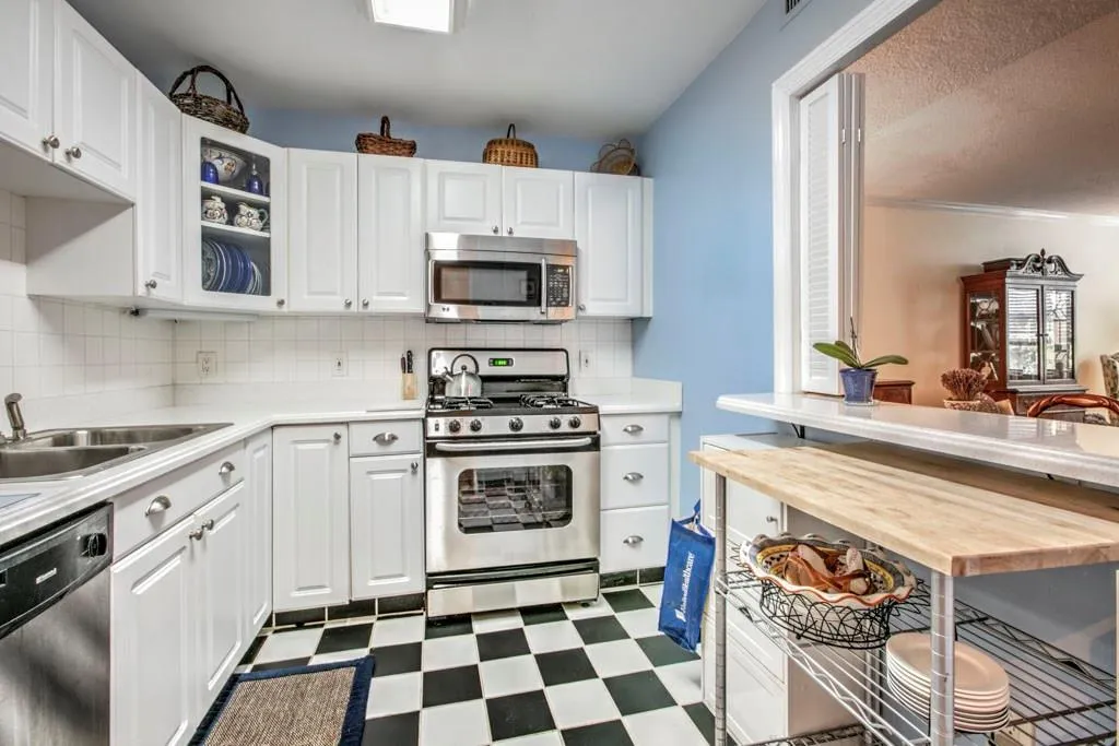 2965 Pharr Court S Unit 311, Atlanta, Georgia 30305, 1 Bedroom Bedrooms, ,1 BathroomBathrooms,Residential,Sold,2965 Pharr Court S Unit 311,6031969