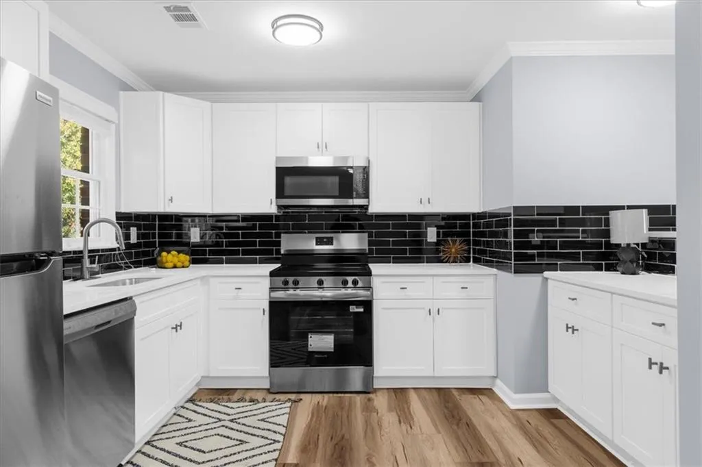 So much countertop and cabinet space