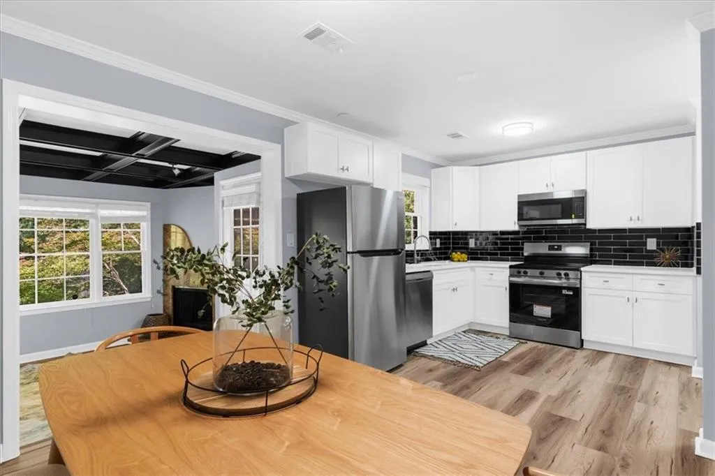 6700 Roswell Road Unit 7d, Sandy Springs, Georgia 30328, 3 Bedrooms Bedrooms, ,2 BathroomsBathrooms,Residential,For Sale,6700 Roswell Road Unit 7d,7668998