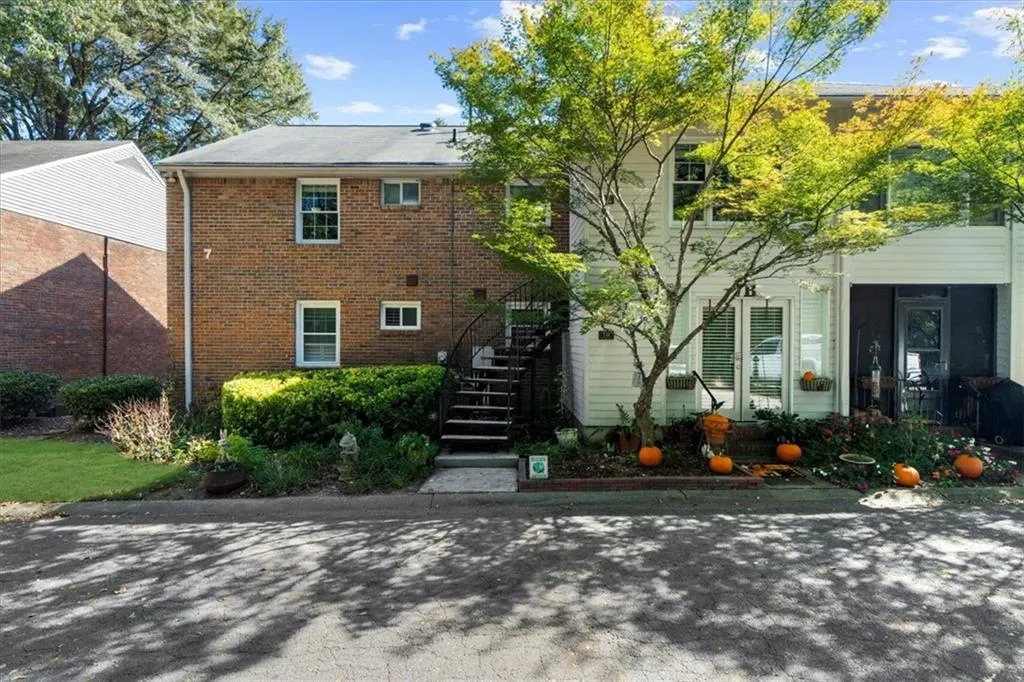 6700 Roswell Road Unit 7d, Sandy Springs, Georgia 30328, 3 Bedrooms Bedrooms, ,2 BathroomsBathrooms,Residential,For Sale,6700 Roswell Road Unit 7d,7668998