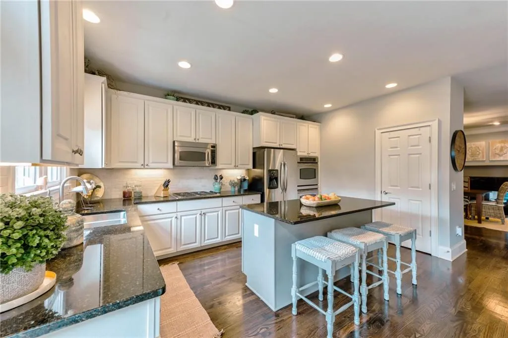 192 Mystic Court, Sandy Springs, Georgia 30342, 3 Bedrooms Bedrooms, ,3 BathroomsBathrooms,Residential,Sold,192 Mystic Court,7129044