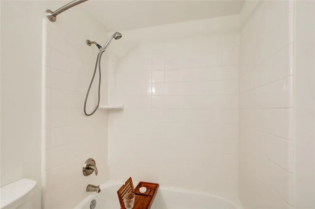 2855 Peachtree Road Ne Unit 201, Atlanta, Georgia 30305, 2 Bedrooms Bedrooms, ,2 BathroomsBathrooms,Residential,For Sale,2855 Peachtree Road Ne Unit 201,7624641