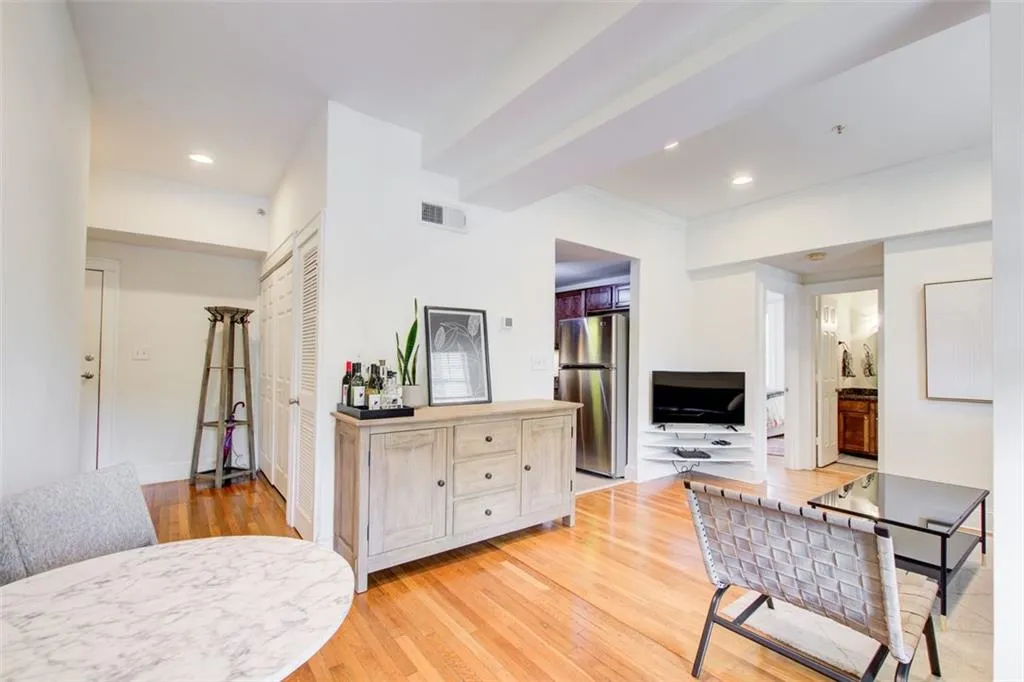 2855 Peachtree Road Ne Unit 201, Atlanta, Georgia 30305, 2 Bedrooms Bedrooms, ,2 BathroomsBathrooms,Residential,For Sale,2855 Peachtree Road Ne Unit 201,7624641
