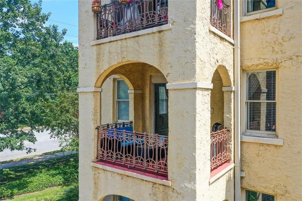 2855 Peachtree Road Ne Unit 201, Atlanta, Georgia 30305, 2 Bedrooms Bedrooms, ,2 BathroomsBathrooms,Residential,For Sale,2855 Peachtree Road Ne Unit 201,7624641