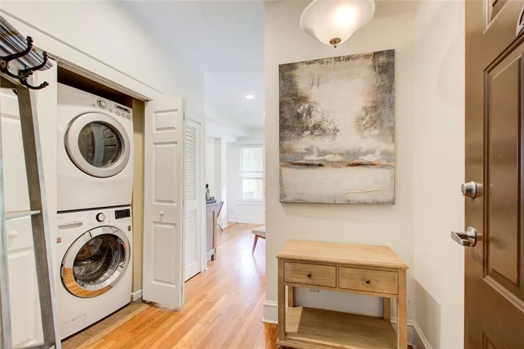 2855 Peachtree Road Ne Unit 201, Atlanta, Georgia 30305, 2 Bedrooms Bedrooms, ,2 BathroomsBathrooms,Residential,For Sale,2855 Peachtree Road Ne Unit 201,7624641