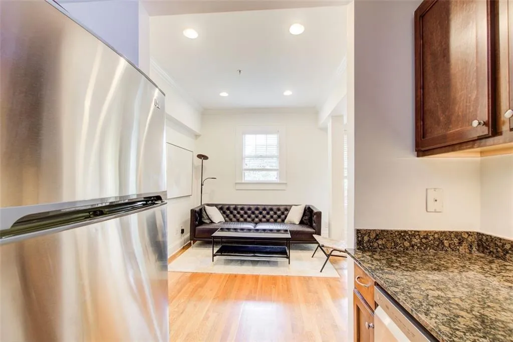 2855 Peachtree Road Ne Unit 201, Atlanta, Georgia 30305, 2 Bedrooms Bedrooms, ,2 BathroomsBathrooms,Residential,For Sale,2855 Peachtree Road Ne Unit 201,7624641