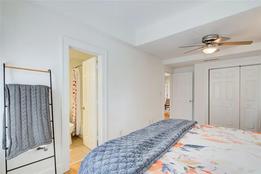 2855 Peachtree Road Ne Unit 201, Atlanta, Georgia 30305, 2 Bedrooms Bedrooms, ,2 BathroomsBathrooms,Residential,For Sale,2855 Peachtree Road Ne Unit 201,7624641
