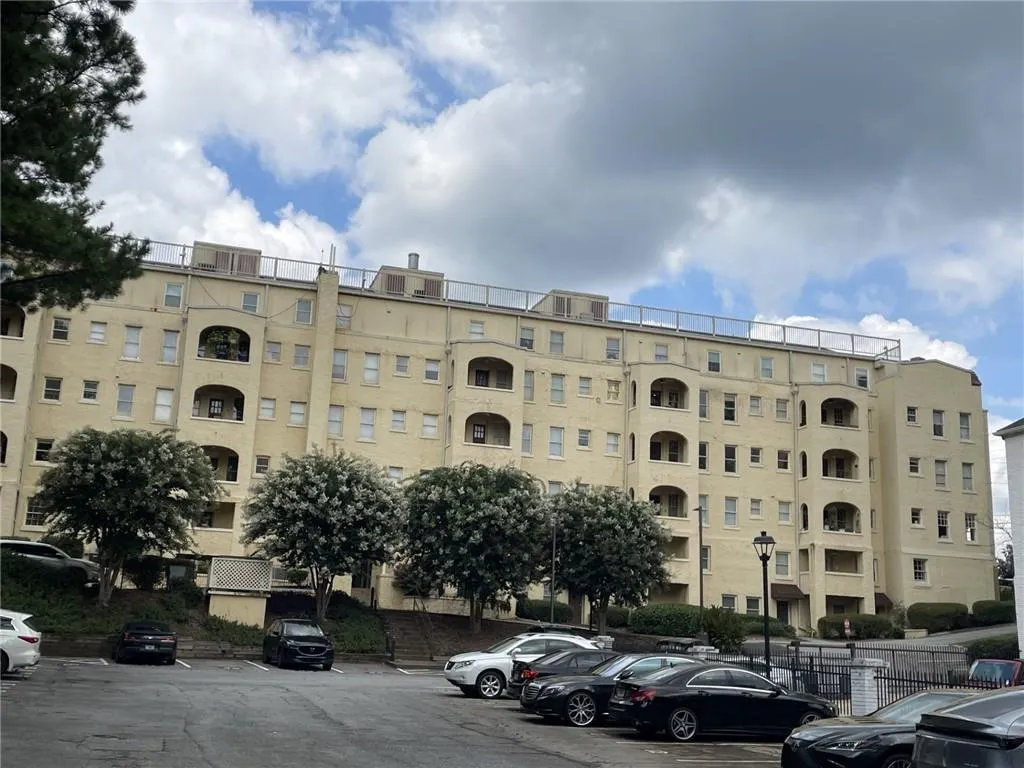 2855 Peachtree Road Ne Unit 201, Atlanta, Georgia 30305, 2 Bedrooms Bedrooms, ,2 BathroomsBathrooms,Residential,For Sale,2855 Peachtree Road Ne Unit 201,7624641