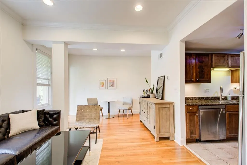 2855 Peachtree Road Ne Unit 201, Atlanta, Georgia 30305, 2 Bedrooms Bedrooms, ,2 BathroomsBathrooms,Residential,For Sale,2855 Peachtree Road Ne Unit 201,7624641