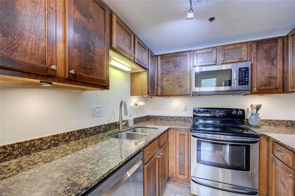 2855 Peachtree Road Ne Unit 201, Atlanta, Georgia 30305, 2 Bedrooms Bedrooms, ,2 BathroomsBathrooms,Residential,For Sale,2855 Peachtree Road Ne Unit 201,7624641