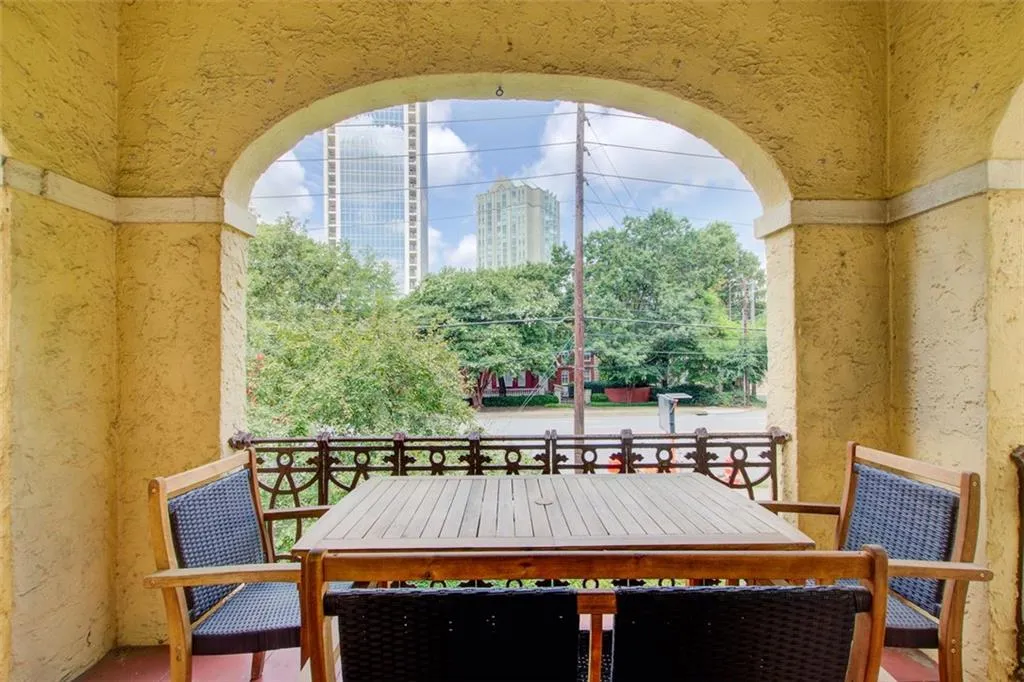 2855 Peachtree Road Ne Unit 201, Atlanta, Georgia 30305, 2 Bedrooms Bedrooms, ,2 BathroomsBathrooms,Residential,For Sale,2855 Peachtree Road Ne Unit 201,7624641